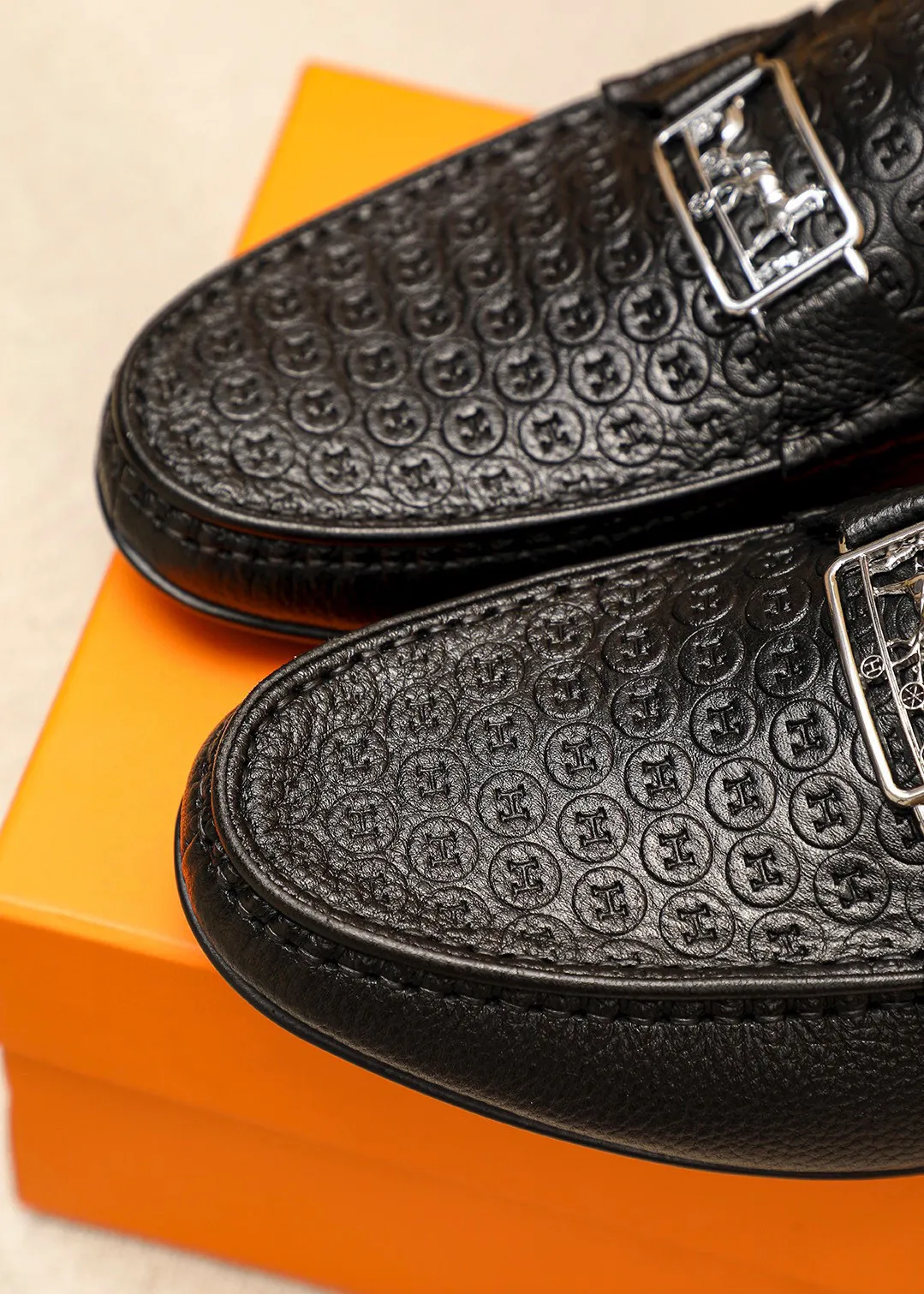 Men's shoes 💰380 💐 Product trademark: HERMES "Hermès" shoes. Regular size: 38-44 (45🉑️customized) Product materials: Selected imported first-layer cowhide embossed upper + classic hardware buckle, imported pig leather lining. Strong three-dimensional visual effect, rubber outsole Color: 1⃣️color optional